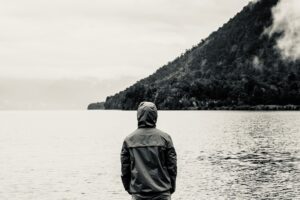 Lire la suite à propos de l’article Être seul, se sentir seul, vivre seul